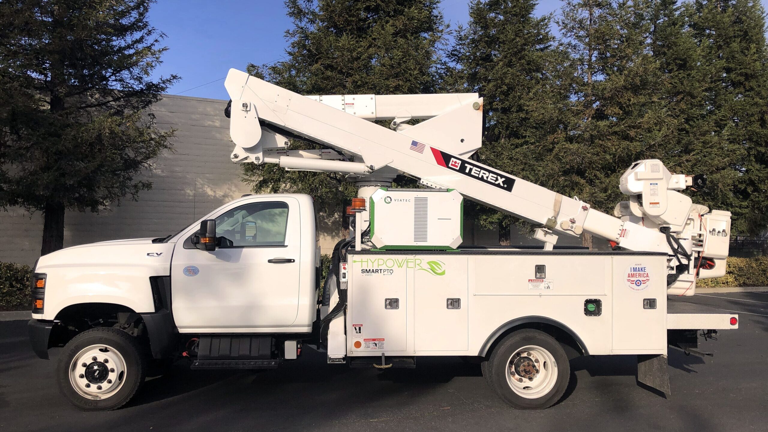 alt=Terex truck with Viatec SmartPTO and blue sky on road